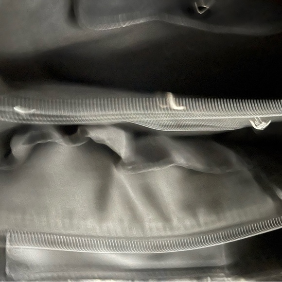 Almost Like New: Black Handbag With Arm Strap Zipper Button Style - Picture 4 of 9